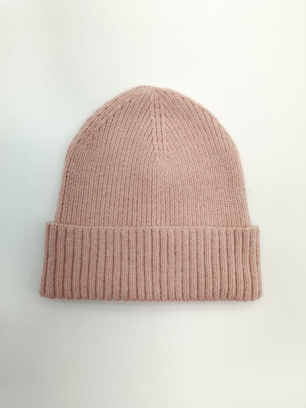Støvete rosa ribbestrikket vinterlue med bred brettet kant