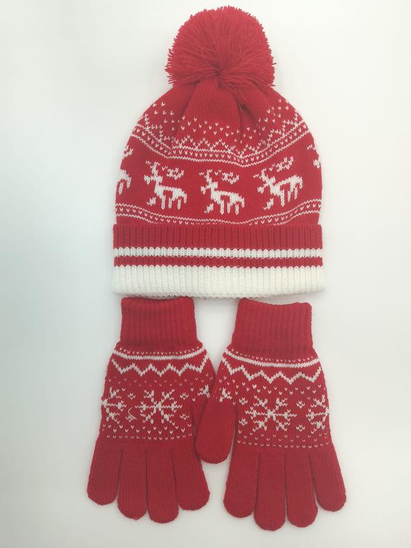 Rød og hvit Fair Isle-strikket vinterlue med pompom og matchende votter med reinsdyrmønster.
