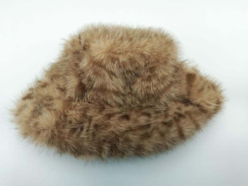 «Tanfarget og brun flekkete kunstpels bøttehatt med bred brem og fluffy tekstur»