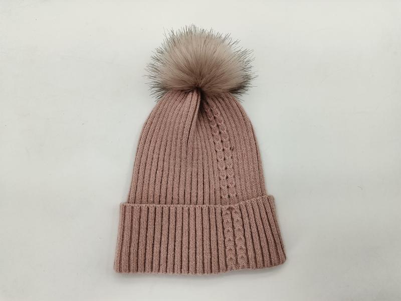 Lyserosa ribbestrikket lue med stor kunstpels-pompom