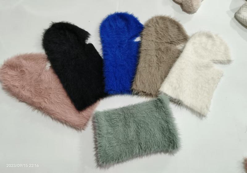 Seks fluffy kunstpels balaclava-hatter i viftemønster – rosa