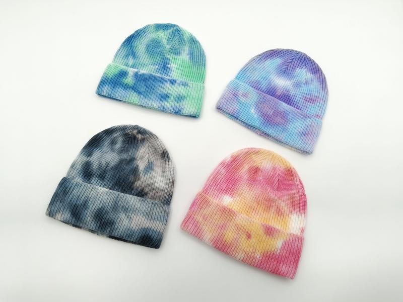 Strikket beanie i tie-dye-mønster