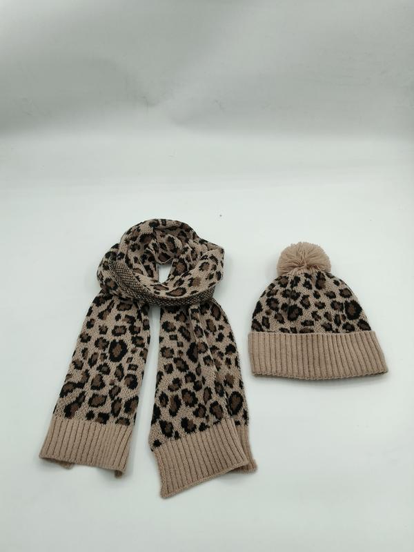 Matchende leopardmønstret strikket skjerf og lue med pompom i beige og brun dyreprint.
