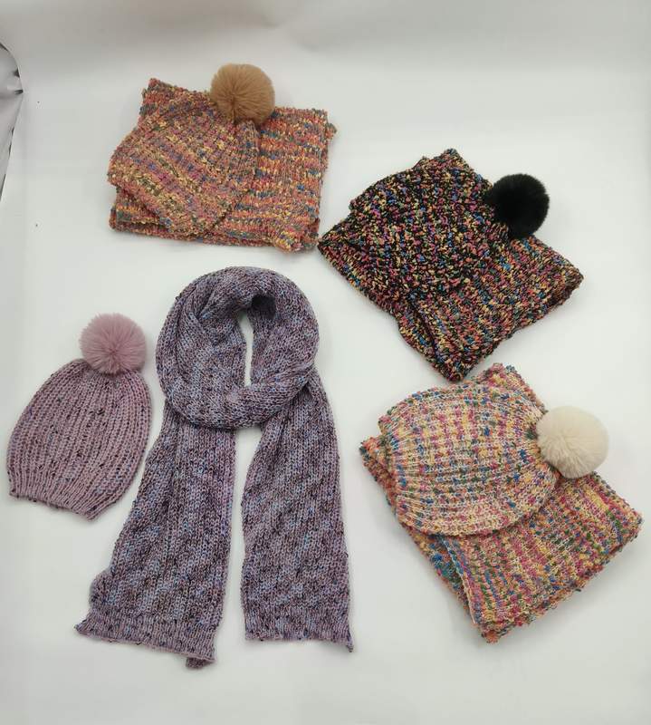 Strikket lue og skjerf-sett i flekkete flerfargegarn med kunstpels-pompom
