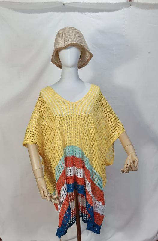 Gul heklet mesh-poncho med flerfargede striper i turkis