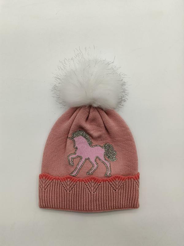 «Rosa strikket pipehatt for jenter med enhjørning-rhinstein-applikasjon og fluffy hvit pompom på toppen.»