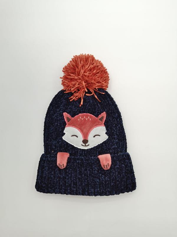 Marineblå chenille-strikket barnelue med brodert revemotiv og rustfarget pom-pom på toppen.