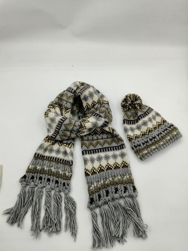 Grå og brun Fair Isle strikket skjerf med frynser og matchende lue med pompong på hvit bakgrunn.