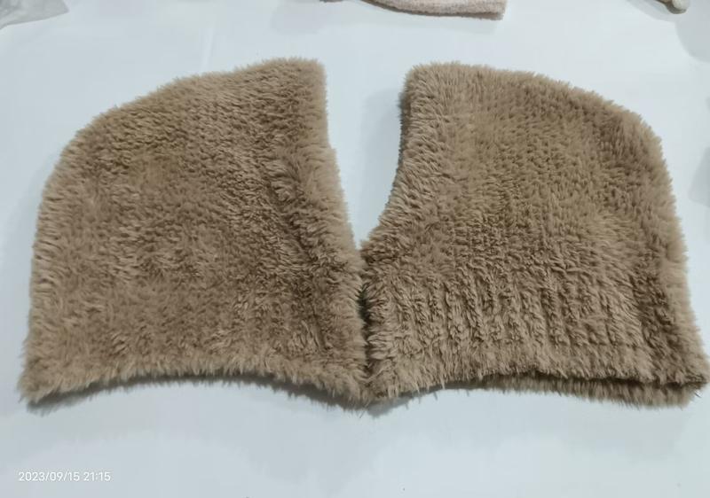 Beige shaggy fuskepels krageskjerf med V-hals