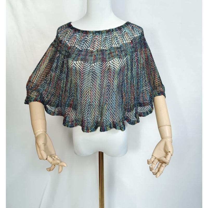 Fargerik strikket heklet cape-poncho i boho mesh-stil