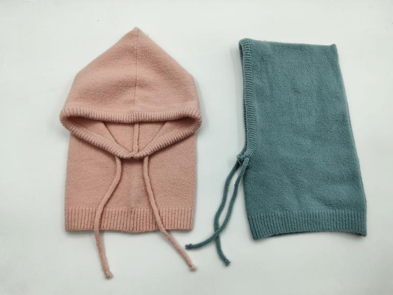 «To strikkede babyhetter i rosa og turkis