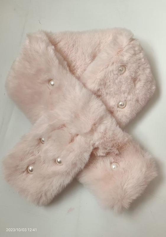 Blush rosa faux fur halsskjerf med perleknapper – grossist tilgjengelig. Myk og elegant vinteraccessoar.