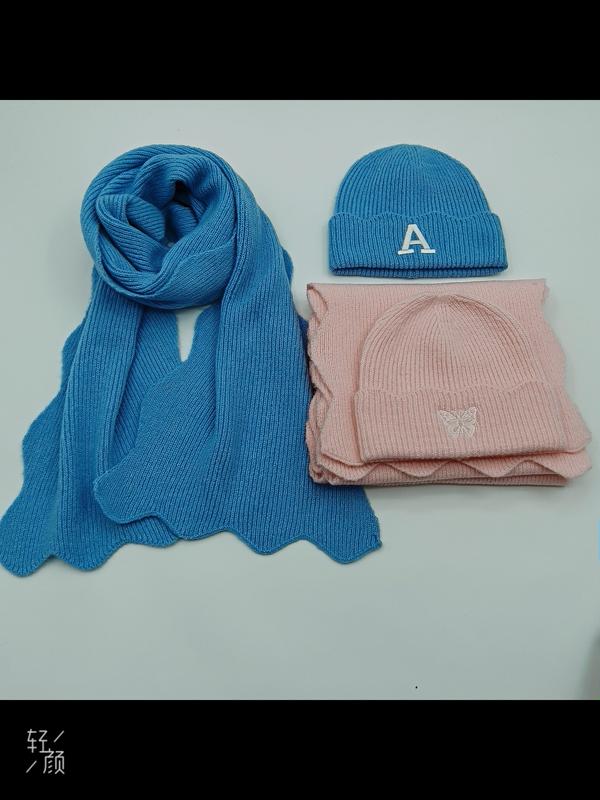 Blå og rosa strikkede luer og skjerf med broderi – vinter sett tilgjengelig fra grossist leverandør.