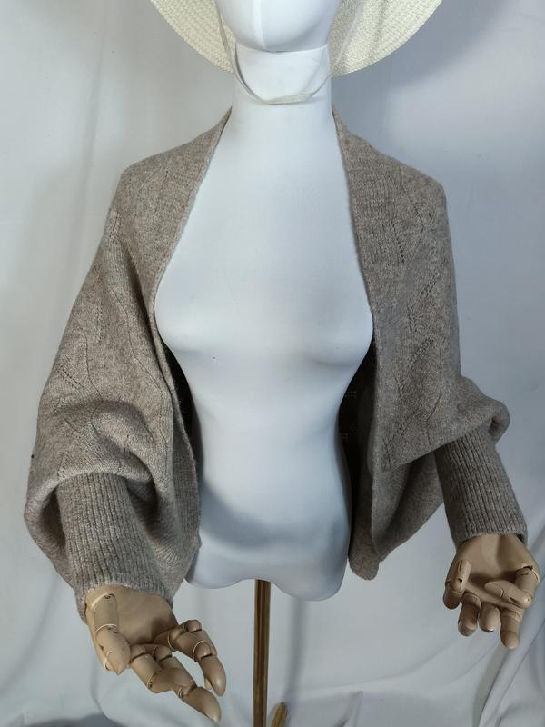 Taupe strikket åpen cardigan med ballongерmer og ribbede mansjetter