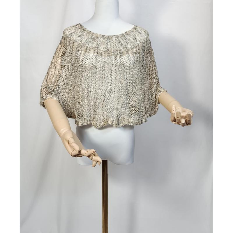 Beige og gullfarget metallisk heklet poncho-topp med åpent mønster
