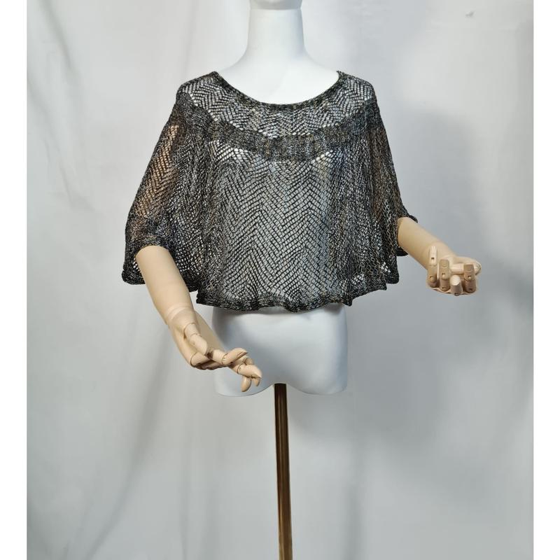 «Sølv og sort cropped cape poncho i åpent strikk