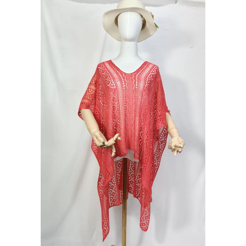 Koralrød heklet blondekaftan poncho på mannekeng med hvit solhatt