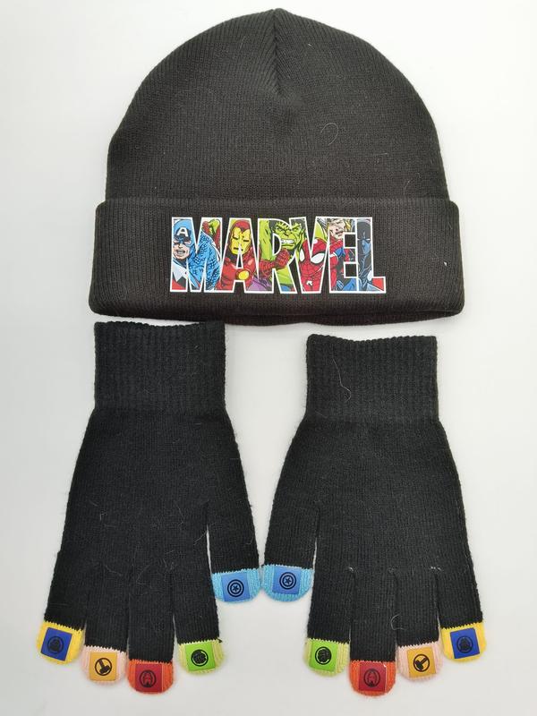Svart strikket lue med Marvel-superhellogo og matchende fingerløse votter med fargerike figurtuppper