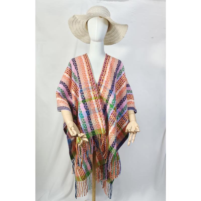 Fargerik håndvevd poncho med striper og frynser