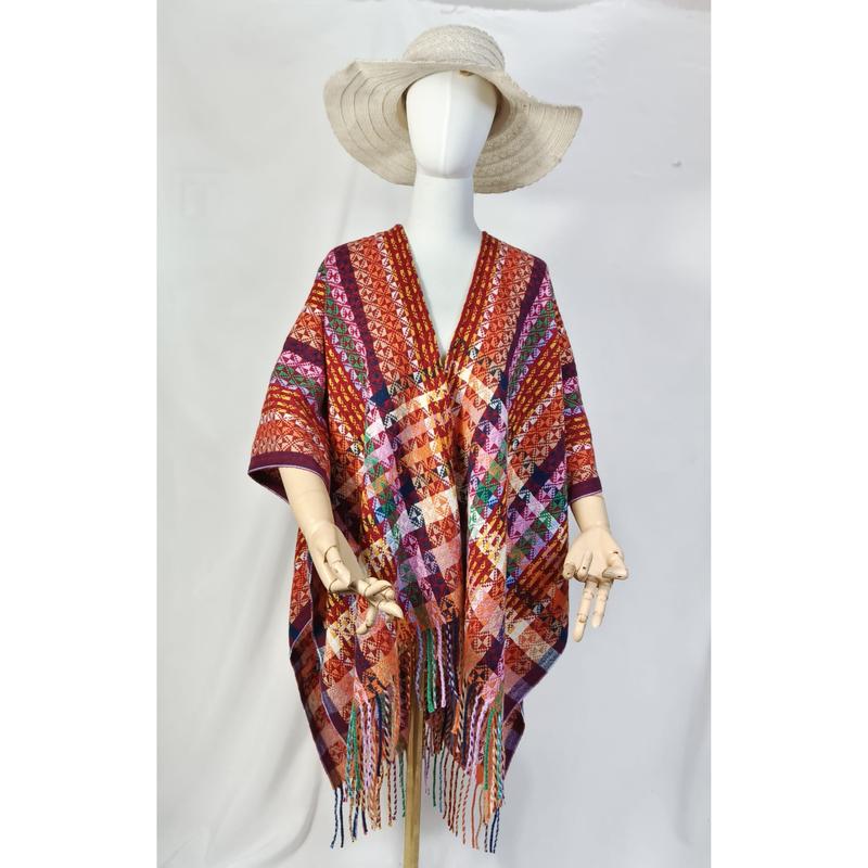 «Håndvevd poncho med geometrisk mønster i flere farger