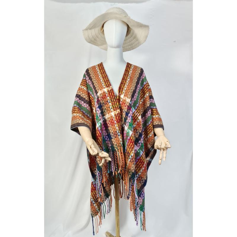 Fargerik håndvevd poncho med geometrisk diamantmønster og frynser