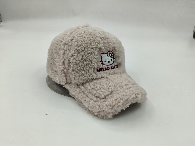 «Kremhvit baseball-caps i fluffy sherpa-fleece med brodert katteansikt og rosa tekst»