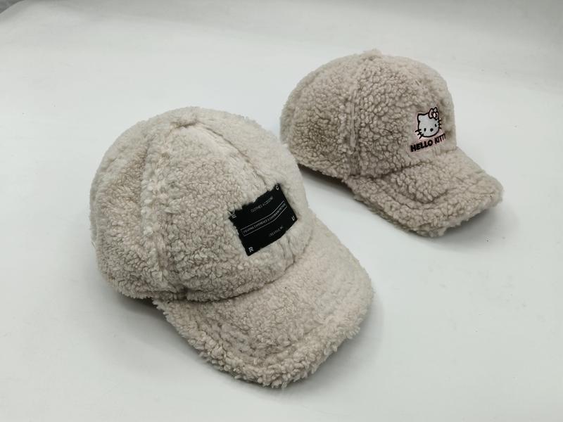 «To kremfargede sherpa-caps side om side