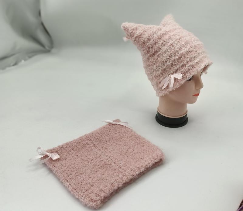 Rosa fluffy strikkelue med katteører og satinrosetter