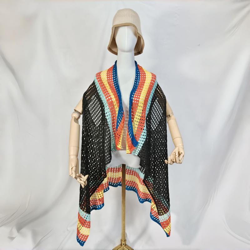 Svart heklet meshvest uten lukking med regnbuefargede kanter – grossist tilgjengelig. Vist på mannequin med beigefarget bøttehatt.