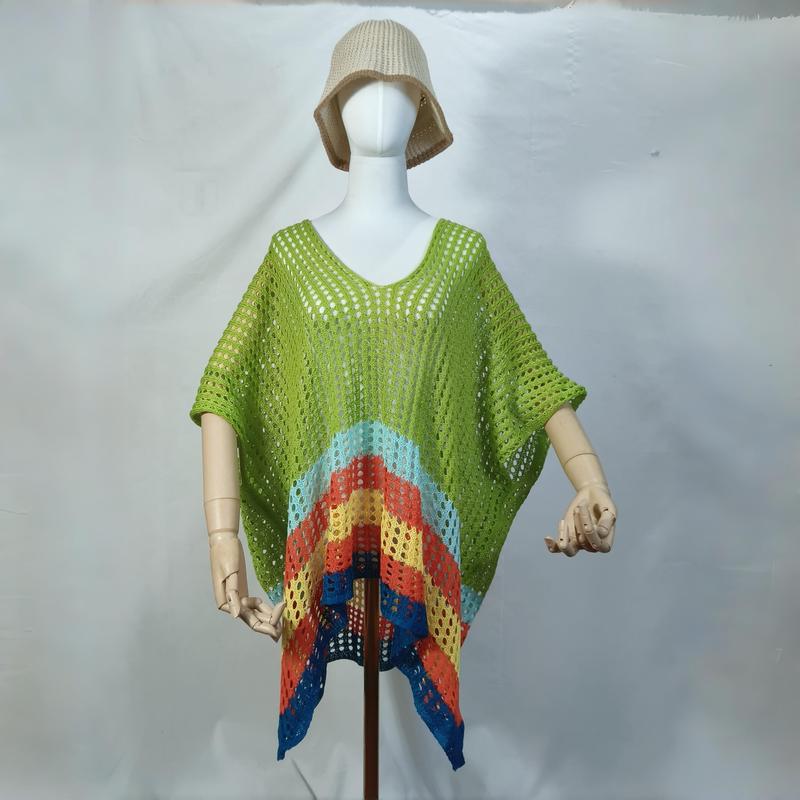 Grønn heklet poncho med regnbue-chevronkant