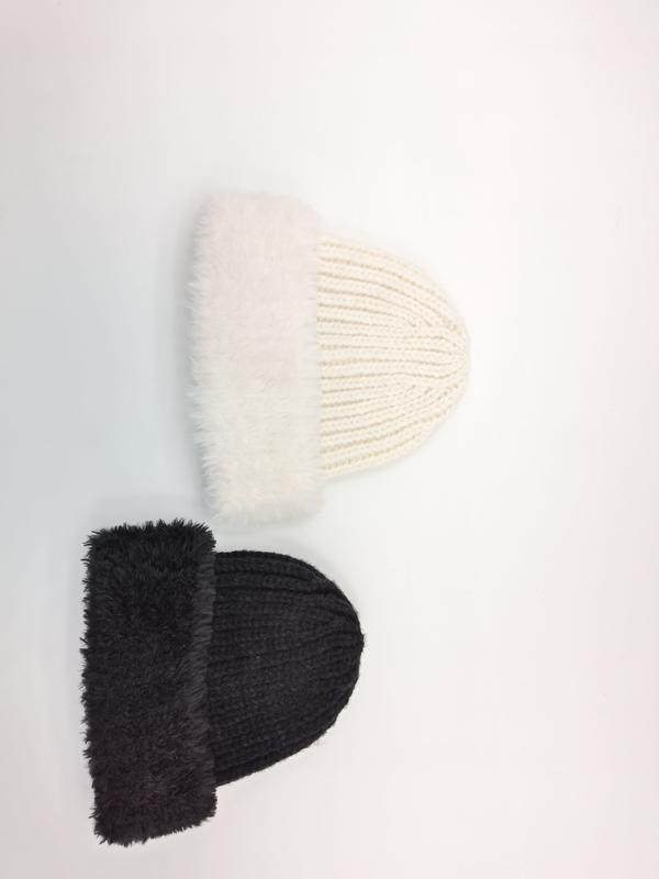 Strikket beanie med fuskepels-mansjett i kremhvit og antrasitt