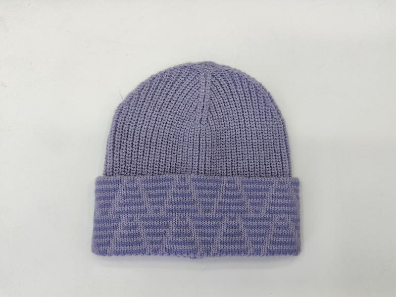 Lavendellilla ribbestrikket lue med mønstret jacquard-brett på hvit bakgrunn.