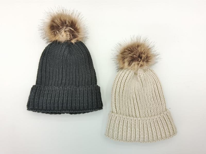 Grovstrikket lue med kunstpels-pompom i antrasittgrå og krembeige