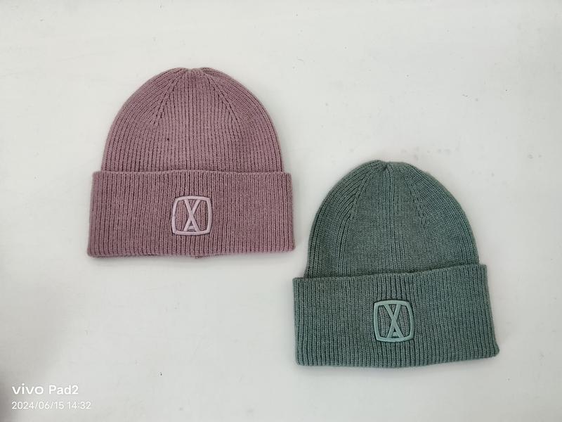 Ribbede cuffed beanies i støvlilla og salvegrønn med preget logo