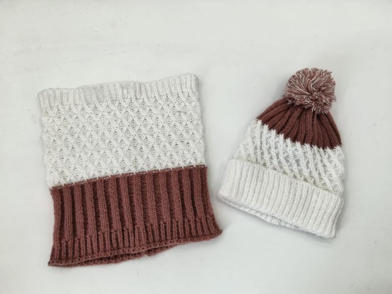 Strikket vinterset med kremhvit og rosa/lilla rørskjerf med diamantmønster og matchende lue med pom-pom.
