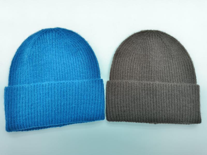 Blå og beige ribbestrikket lue med brett
