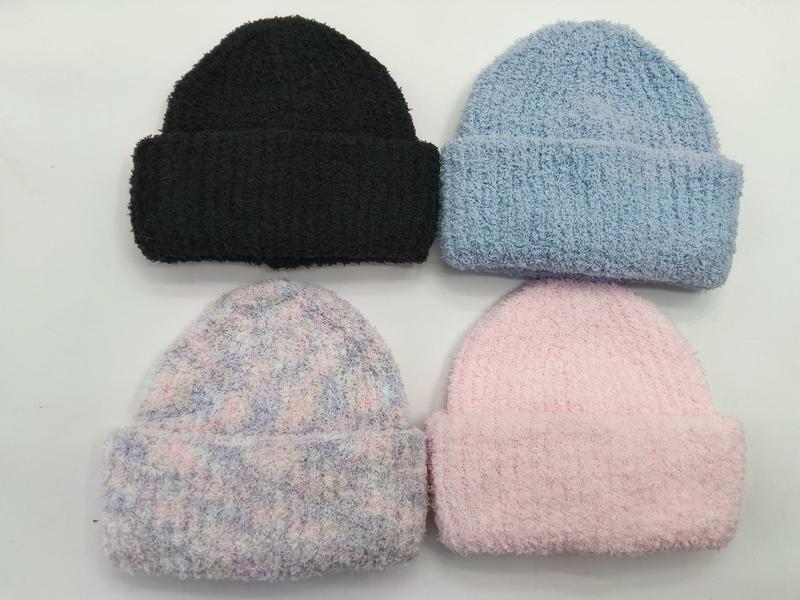 Fluffy strikkede cuffed beanies i svart