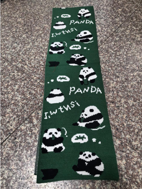 Mørkegrønt strikket skjerf med gjentakende svart-hvitt pandamønster og PANDA-tekst – grossist tilgjengelig.