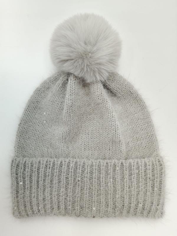Lysegrå strikkelue med store kunstpels-pom pom og sølvfarget paljettdekor.