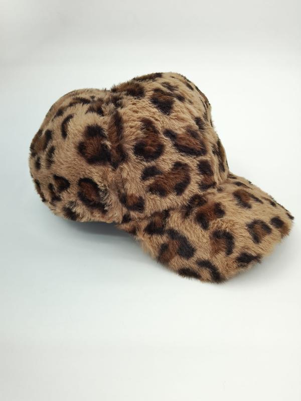 «Fluffy baseballcaps i kunstig leopardpelsmønster med brune og svarte flekker på hvit bakgrunn.»