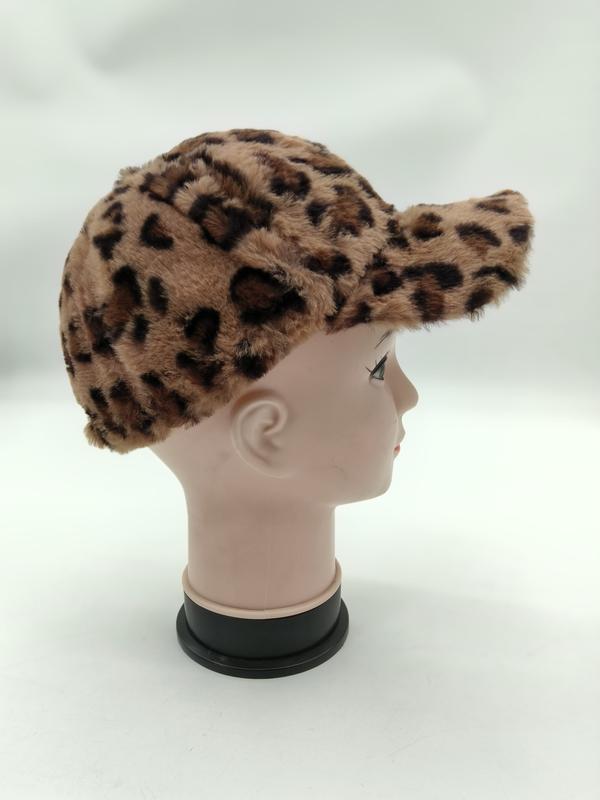 «Baseballcaps i kunstig leopardmønstret pelsstoff