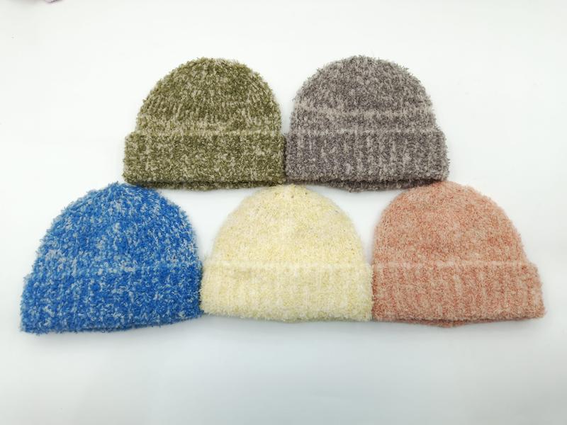 «5 fuzzy bouclé strikkeluer i oliven