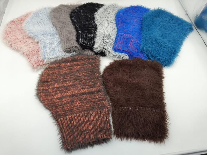 Sju fluffy beanies i pels- og grovstrikket design i rosa