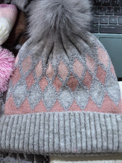 Grå og rosa argyle strikket vinterlue med stor kunstpels-pom pom – grossist tilgjengelig.
