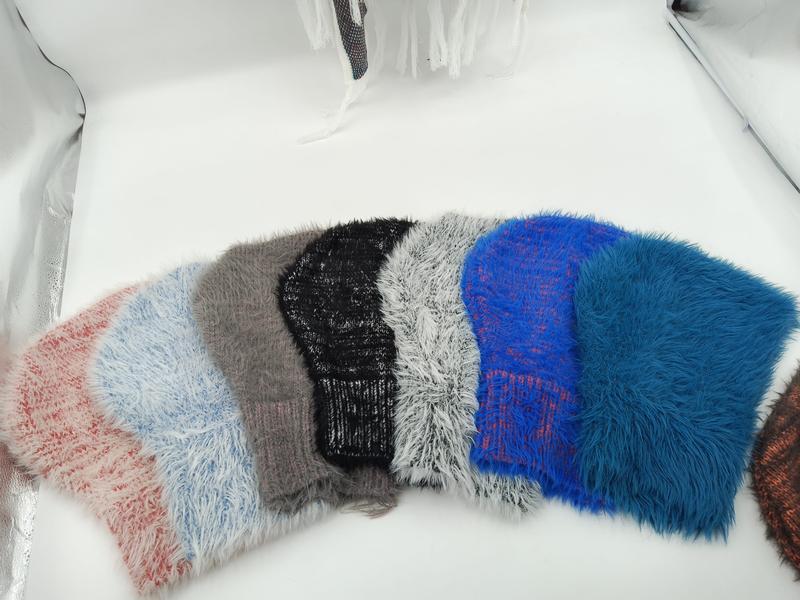 «Seks fluffy strikkede luer i rosa