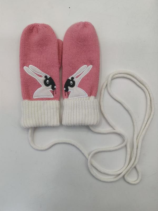 Lyserosa strikkede babyvotter med kaninapplikasjon og hvit snor.