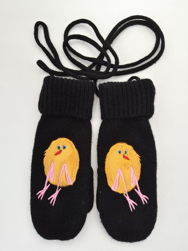 Sorte strikkede votter med brodert gul kylling og rosa bein