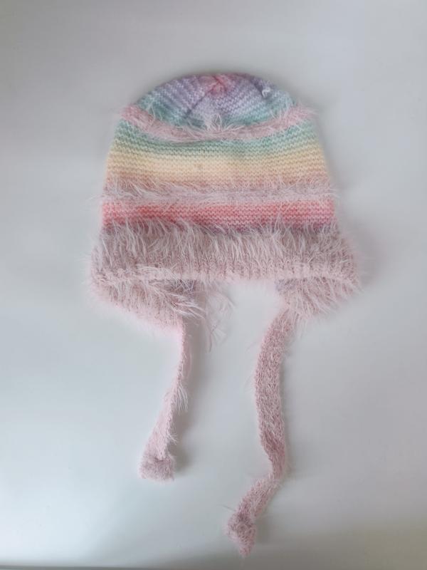 Håndstrikket lue til baby i pastell regnbuestriper med rosa fnuggkant og lange bindebånd