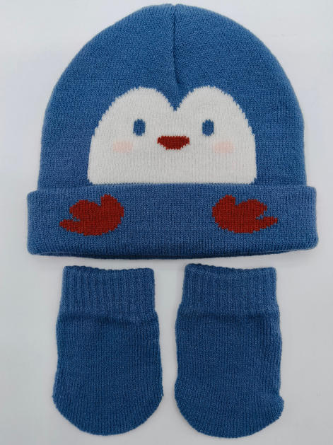 Blå strikket babylue med pinguinmotiv og matchende votter på hvit bakgrunn.