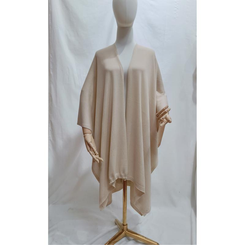 Beige strikket poncho cape med åpen front og ribbede kanter